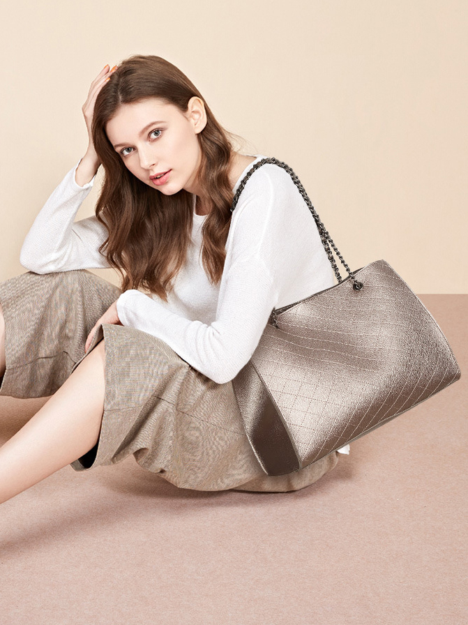 a girl with tote bag